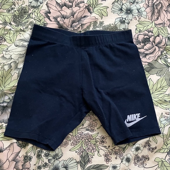 Nike Pastel Tee and Black Shorts Set - Picture 5 of 6